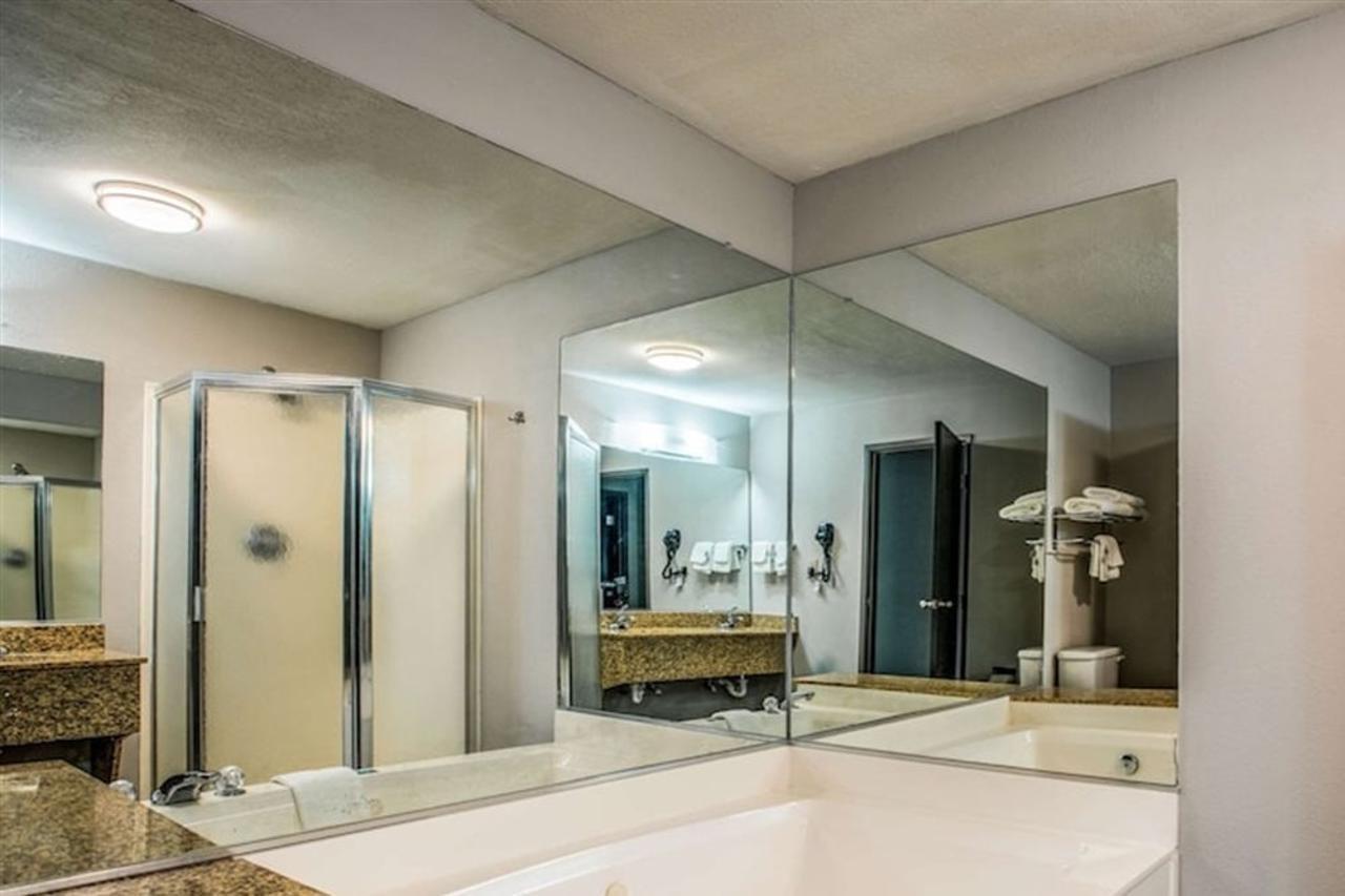 Quality Suites Lake Charles Downtown Exterior foto